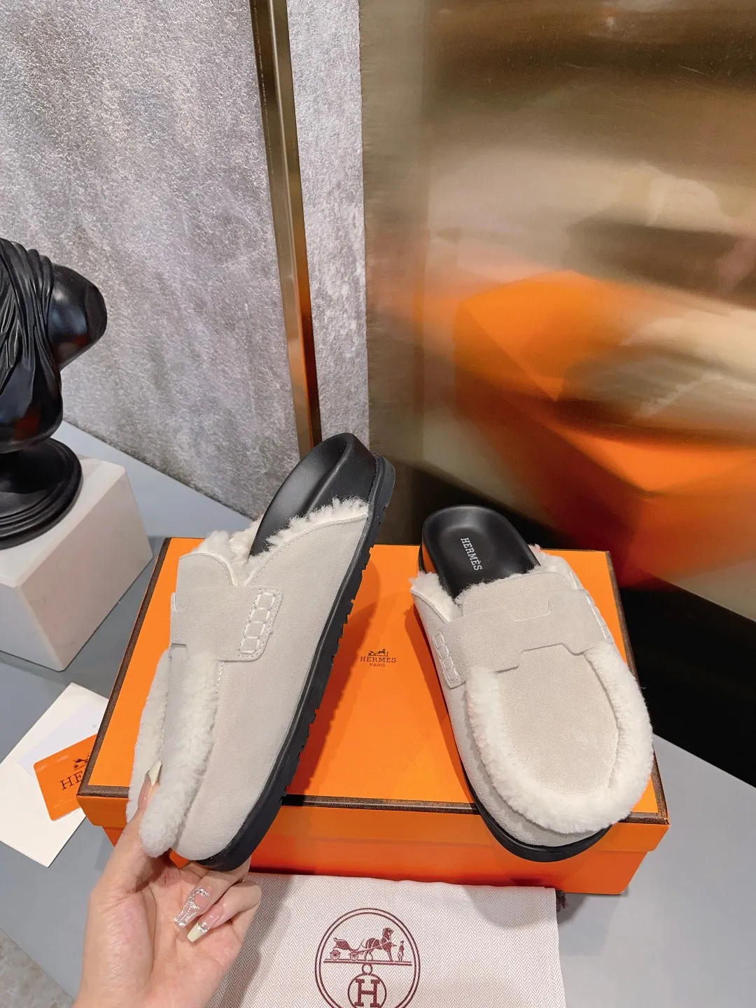 [H Family Hermès] P: 520💰 Size: Male 39-44 (45 customized) Female 35-40 (41 customized) HERMES Hermès top luxury version HERMES Hermès cute half-drag.  Jindian’s family language design! It looks good no matter how you match it! Casual and high-end feeling. The comfort is also great. Paired with various colorful socks, it gives a trendy and high-end feeling. The top version of real wool is high quality. ●Upper: imported cow suede. ●Inner: imported sheepskin. ●Foot pads: imported mixed sheepskin.